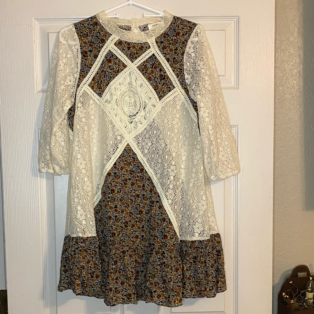 Umgee Women’s Beautiful Floral & Lace Tuni…